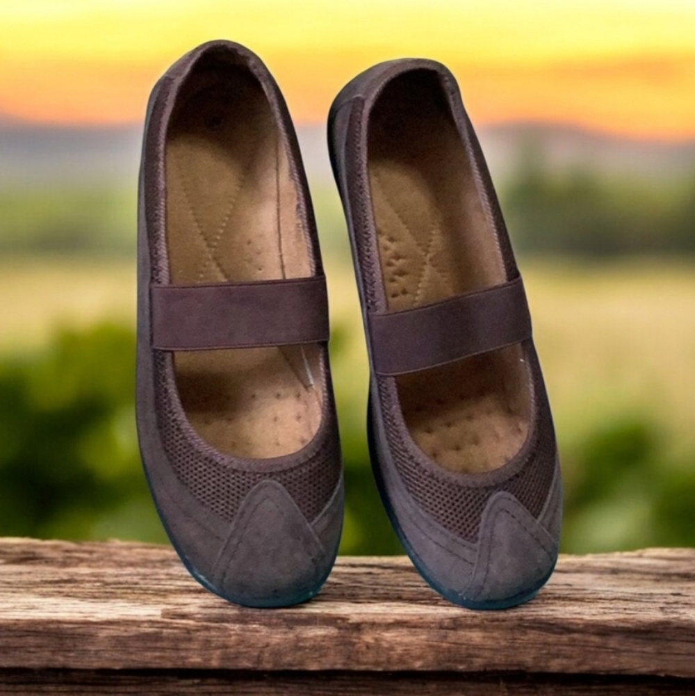 Walking shoes slip on size 9 comfortable good insole nonskid soles. 🥀